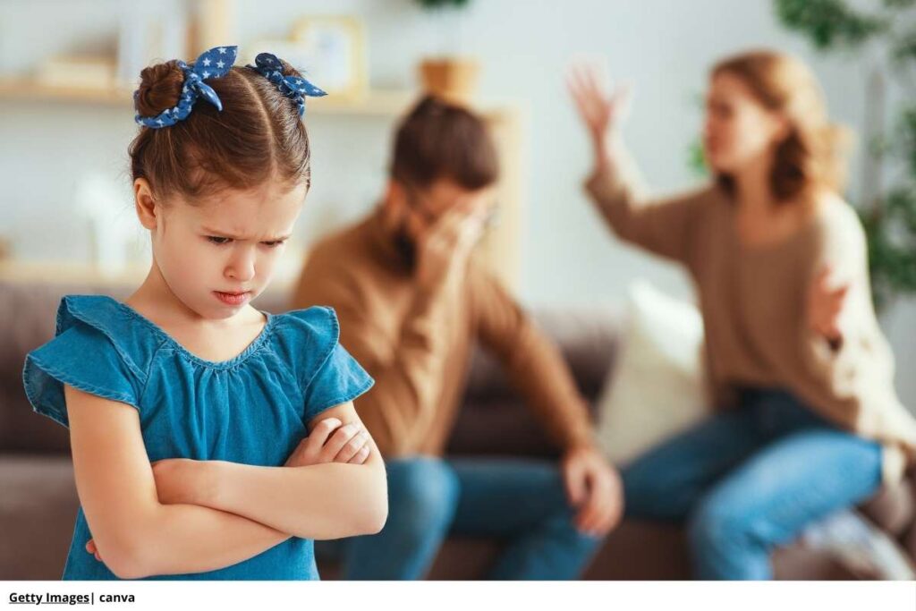 Familia discutiendo sobre adoptar un perro