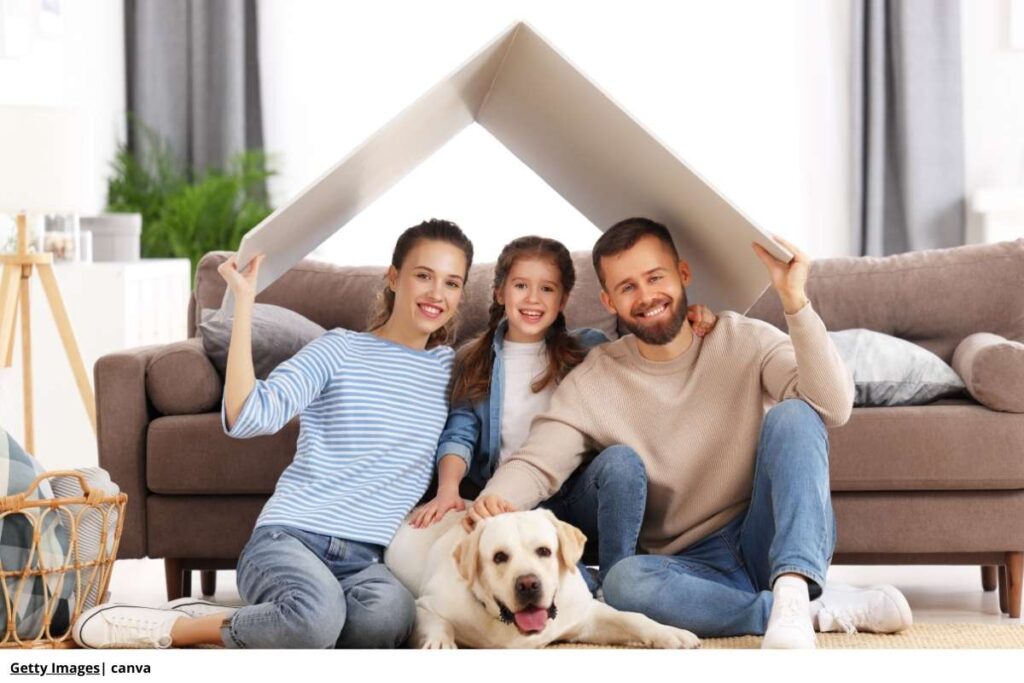 Familia jugando con un perro adoptado en casa