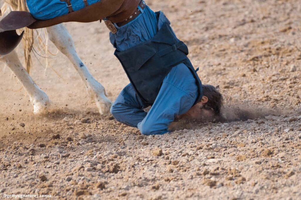 jinete cayendo de un caballo